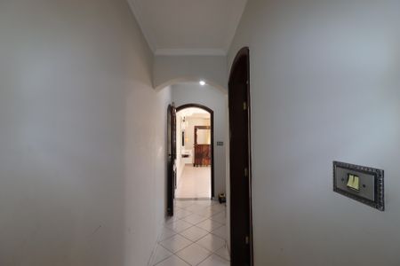 Casa à venda com 240m², 3 quartos e 4 vagasCorredor piso inferior