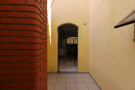 Casa à venda com 240m², 3 quartos e 4 vagasCorredor externo