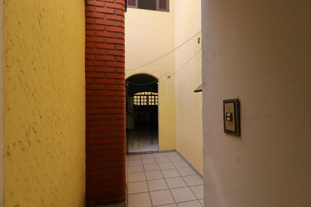 Casa à venda com 240m², 3 quartos e 4 vagasCorredor externo