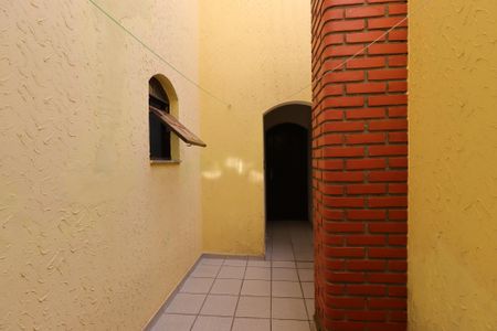 Casa à venda com 240m², 3 quartos e 4 vagasCorredor externo