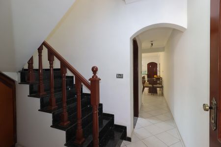 Casa à venda com 240m², 3 quartos e 4 vagasCorredor piso inferior