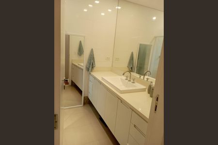 Casa à venda com 170m², 3 quartos e 2 vagas Casa à venda com 170m², 3 quartos e 2 vagasBanheiro