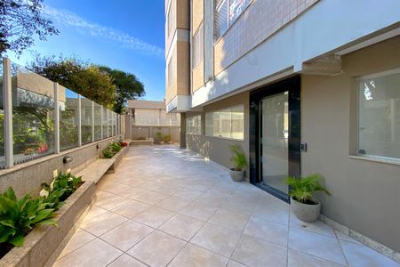 Apartamento à venda com 220m², 4 quartos e 2 vagas Apartamento à venda com 220m², 4 quartos e 2 vagasÁrea comum - Pátio