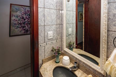 Casa à venda com 130m², 4 quartos e 2 vagas Casa à venda com 130m², 4 quartos e 2 vagasBanheiro Social