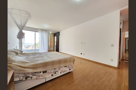 Casa à venda com 356m², 3 quartos e 4 vagas Casa à venda com 356m², 3 quartos e 4 vagasSuíte 1