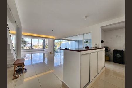 Casa à venda com 356m², 3 quartos e 4 vagas Casa à venda com 356m², 3 quartos e 4 vagasCozinha