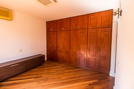 Casa de condomínio à venda com 1450m², 5 quartos e 3 vagas Casa de condomínio à venda com 1450m², 5 quartos e 3 vagasSuíte 1