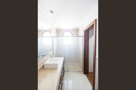 Casa de condomínio à venda com 1450m², 5 quartos e 3 vagas Casa de condomínio à venda com 1450m², 5 quartos e 3 vagasBanheiro da Suíte