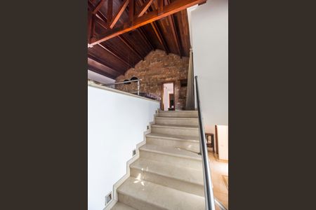 Casa de condomínio à venda com 1450m², 5 quartos e 3 vagas Casa de condomínio à venda com 1450m², 5 quartos e 3 vagasEscada
