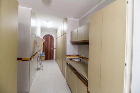 Casa de condomínio à venda com 1450m², 5 quartos e 3 vagas Casa de condomínio à venda com 1450m², 5 quartos e 3 vagasÁrea de Serviço