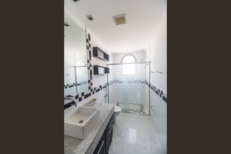 Casa de condomínio à venda com 1450m², 5 quartos e 3 vagas Casa de condomínio à venda com 1450m², 5 quartos e 3 vagasBanheiro da Suíte
