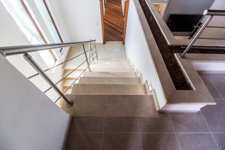 Casa de condomínio à venda com 1450m², 5 quartos e 3 vagas Casa de condomínio à venda com 1450m², 5 quartos e 3 vagasEscada