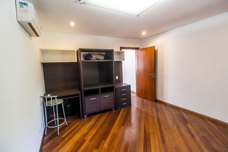 Casa de condomínio à venda com 1450m², 5 quartos e 3 vagas Casa de condomínio à venda com 1450m², 5 quartos e 3 vagasSuíte 5