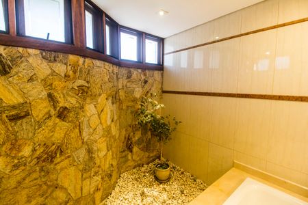 Casa de condomínio à venda com 1450m², 5 quartos e 3 vagas Casa de condomínio à venda com 1450m², 5 quartos e 3 vagasBanheiro da Suíte