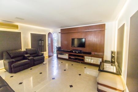 Casa de condomínio à venda com 1450m², 5 quartos e 3 vagas Casa de condomínio à venda com 1450m², 5 quartos e 3 vagasSala de TV