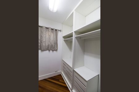 Casa de condomínio à venda com 1450m², 5 quartos e 3 vagas Casa de condomínio à venda com 1450m², 5 quartos e 3 vagasCloset da suíte