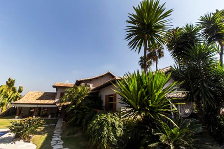 Casa de condomínio à venda com 1450m², 5 quartos e 3 vagas Casa de condomínio à venda com 1450m², 5 quartos e 3 vagasFachada