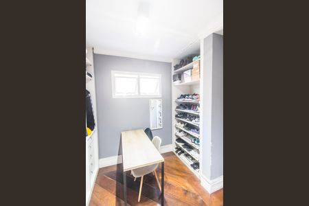 Casa de condomínio à venda com 695m², 5 quartos e 6 vagas Casa de condomínio à venda com 695m², 5 quartos e 6 vagasCloset da suíte 3