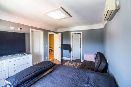 Casa de condomínio à venda com 695m², 5 quartos e 6 vagas Casa de condomínio à venda com 695m², 5 quartos e 6 vagasSuíte 3