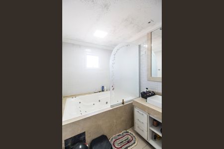 Casa de condomínio à venda com 695m², 5 quartos e 6 vagas Casa de condomínio à venda com 695m², 5 quartos e 6 vagasBanheiro da Suíte 3