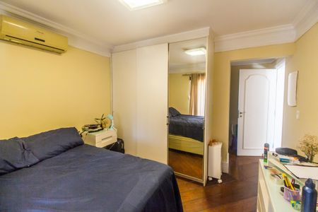 Casa de condomínio à venda com 695m², 5 quartos e 6 vagas Casa de condomínio à venda com 695m², 5 quartos e 6 vagasSuíte 2