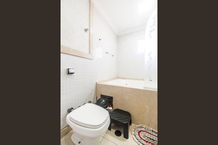 Casa de condomínio à venda com 695m², 5 quartos e 6 vagas Casa de condomínio à venda com 695m², 5 quartos e 6 vagasBanheiro da Suíte 3