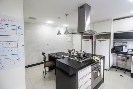 Casa de condomínio à venda com 695m², 5 quartos e 6 vagas Casa de condomínio à venda com 695m², 5 quartos e 6 vagasCozinha