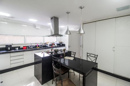 Casa de condomínio à venda com 695m², 5 quartos e 6 vagas Casa de condomínio à venda com 695m², 5 quartos e 6 vagasCozinha