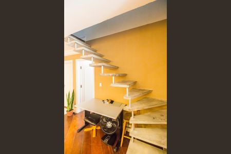 Casa de condomínio à venda com 695m², 5 quartos e 6 vagas Casa de condomínio à venda com 695m², 5 quartos e 6 vagasEscada