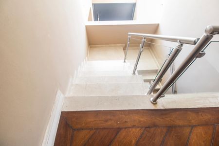 Casa de condomínio à venda com 695m², 5 quartos e 6 vagas Casa de condomínio à venda com 695m², 5 quartos e 6 vagasEscada