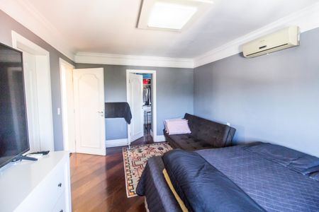 Casa de condomínio à venda com 695m², 5 quartos e 6 vagas Casa de condomínio à venda com 695m², 5 quartos e 6 vagasSuíte 3