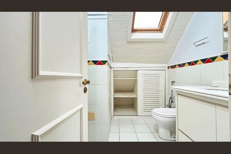 Casa de condomínio à venda com 177m², 3 quartos e 2 vagas Casa de condomínio à venda com 177m², 3 quartos e 2 vagasBanheiro