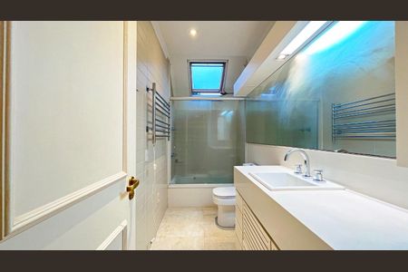 Casa de condomínio à venda com 177m², 3 quartos e 2 vagas Casa de condomínio à venda com 177m², 3 quartos e 2 vagasBanheiro