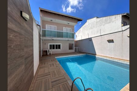 Casa à venda com 250m², 3 quartos e 3 vagas Casa à venda com 250m², 3 quartos e 3 vagasPiscina