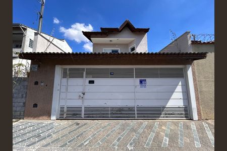 Casa à venda com 250m², 3 quartos e 3 vagas Casa à venda com 250m², 3 quartos e 3 vagasFachada