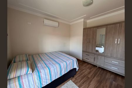 Casa à venda com 250m², 3 quartos e 3 vagas Casa à venda com 250m², 3 quartos e 3 vagasSuíte