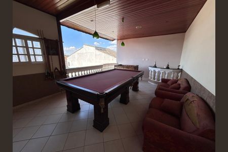 Casa à venda com 250m², 3 quartos e 3 vagas Casa à venda com 250m², 3 quartos e 3 vagasÁrea comum