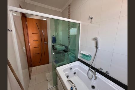 Casa à venda com 250m², 3 quartos e 3 vagas Casa à venda com 250m², 3 quartos e 3 vagasBanheiro da Suíte