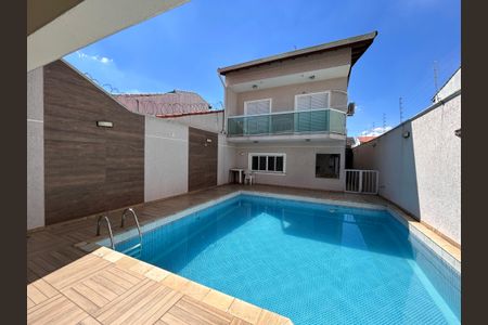 Casa à venda com 250m², 3 quartos e 3 vagas Casa à venda com 250m², 3 quartos e 3 vagasPiscina