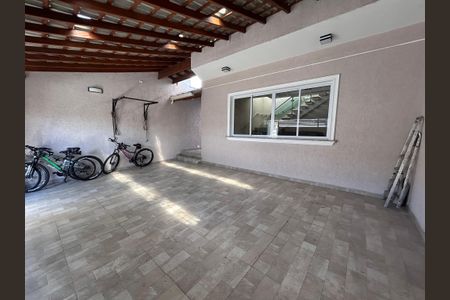 Casa à venda com 250m², 3 quartos e 3 vagas Casa à venda com 250m², 3 quartos e 3 vagasGaragem