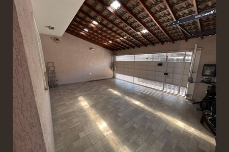 Casa à venda com 250m², 3 quartos e 3 vagas Casa à venda com 250m², 3 quartos e 3 vagasGaragem