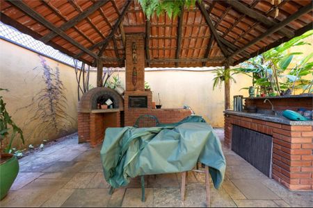 Casa à venda com 284m², 4 quartos e 4 vagas