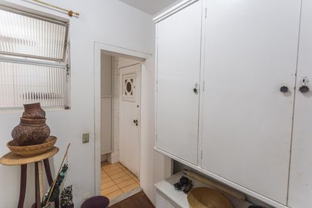 Apartamento à venda com 245m², 4 quartos e 2 vagas Apartamento à venda com 245m², 4 quartos e 2 vagasQuarto de Serviço