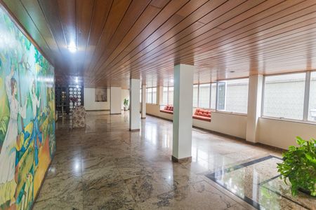 Apartamento à venda com 245m², 4 quartos e 2 vagas Apartamento à venda com 245m², 4 quartos e 2 vagasHall de entrada