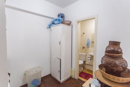 Apartamento à venda com 245m², 4 quartos e 2 vagas Apartamento à venda com 245m², 4 quartos e 2 vagasQuarto de Serviço