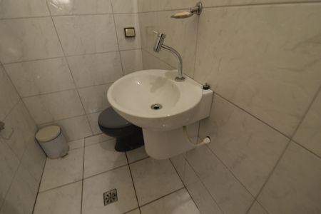 Casa à venda com 359m², 2 quartos e 4 vagasBanheiro de Serviço