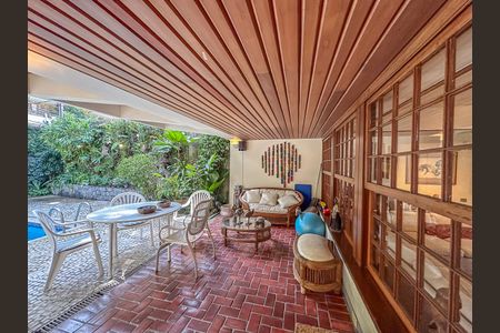Casa à venda com 678m², 4 quartos e 2 vagas Casa à venda com 678m², 4 quartos e 2 vagasÁrea Externa
