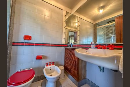 Casa à venda com 678m², 4 quartos e 2 vagas Casa à venda com 678m², 4 quartos e 2 vagasBanheiro da Suíte 3
