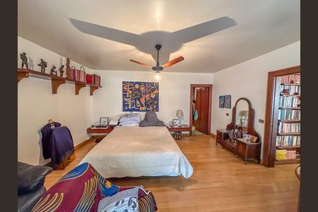 Casa à venda com 678m², 4 quartos e 2 vagas Casa à venda com 678m², 4 quartos e 2 vagasSuíte 1