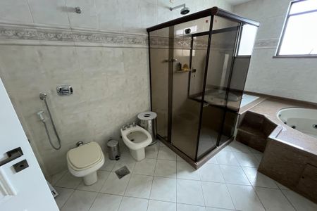 Apartamento à venda com 600m², 4 quartos e 3 vagas Apartamento à venda com 600m², 4 quartos e 3 vagasBanheiro da Suíte 1